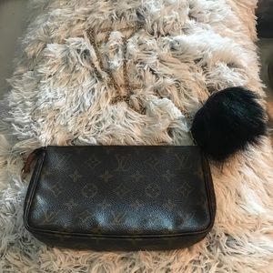 💯 Authentic Louis Vuitton crossbody purse!
